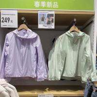 UNIQLO Y433637ห้องลองเสื้อมีฮู้ดสำหรับผู้หญิงลำลองฤดูร้อนแบบพกพาสามารถระบายอากาศได้ดีเป็นเสื้อโค้ทการอาบแดดที่ได้รับการป้องกัน