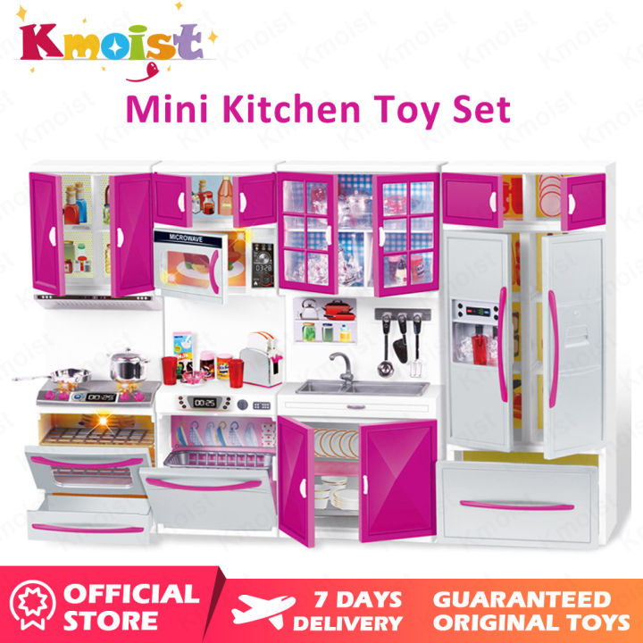 Bộ đồ chơi bếp mini Kmoist là một lựa chọn hoàn hảo để bé có thể đóng vai giả như một đầu bếp chính nghiệp. Hãy xem hình ảnh để thấy được tính đơn giản nhưng không kém phần độc đáo của bộ đồ chơi này.