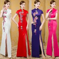 ปรับปรุง Cheongsam 2022 หนุ่มสาวรุ่นใหม่ปรับปรุงสง่างามยาวบางปลาหางสีฟ้าแสดงชุดเดินแบบ