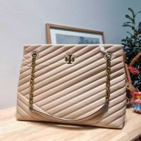 กระเป๋าสะพายไหล่ TORY BURCH KIRA CHEVRON TOTE กระเป๋าสะพายรุ่นที่ใครๆก็ต้องมี  กับทรงโท้ทไซส์ใหญ่