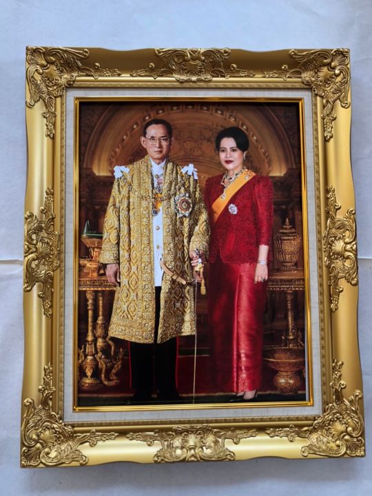กรอบรูปหลุยส์รัชกาลที่-9-คู่ราชินี-กรอบรูปขนาด-21x26-นิ้ว-ภาพมงคล-เสริมฮวงจุ้ย-ตกแต่งบ้าน-ของขวัญ-ของที่ระลึก