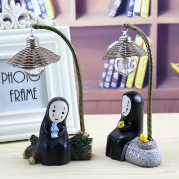 Mô hình Vô diện ngồi ăn mỳ sợi vàng dùng trang trí tiểu cảnh terrarium móc