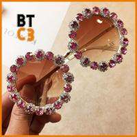 BTC3 ตกแต่งด้วยพลอยเทียม แว่นกันแดด Bling สง่างามเรียบหรู การป้องกัน UV400 แว่นกันแดดกรอบกลม ทันสมัยและทันสมัย เลนส์ไล่ระดับสี สำหรับผู้หญิงและผู้ชาย