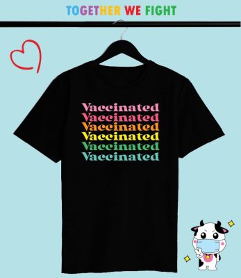 เสื้อยืดสีดำ ฉันฉีดวัคซีนแล้ว Im Vaccinated ใส่สบาย สีสันสดใส สกรีนแบบ DTG