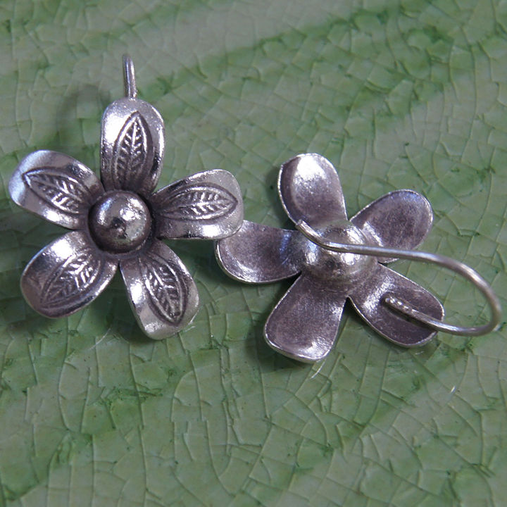 flower-earrings-pure-silver-thai-karen-hill-tribe-nice-ดอกไม้สวยงามไทยตำหูเงินกระเหรี่ยงทำจากมือชาวเขางานฝีมือสวยของฝากที่มีคุณค่าของฝากถูกใจน่ารัก