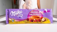 Milka chocolate รส Milka Raisin and Hazelnuts Net: 270g BBF 15/10/23