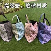 HOT ”【 Issey Miyake】ญี่ปุ่นสีเคลือบเดียวกันจับคู่ขนมเปียกปูนกระเป๋าสะพายไหล่เดียวหกตารางกระเป๋าถือเคลือบเรขาคณิตพับกระเป๋ากระเป๋าสตรีกระเป๋าช้อปปิ้ง