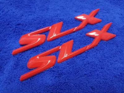 AD.โลโก้ SLX สีแดง 2.5×16cm แพ็คคู่ 2ชิ้น