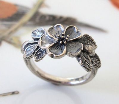 Wish Chang ขายสินค้าแฟชั่นแนววินเทจจากผู้ผลิตแหวนเงินโบราณดอกไม้สีเขียวบานออกให้ตรง