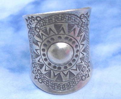 The gift is liked by the recipient.ring  pure silver Thai Karen hill tribe silver hand made Size 9 Adjustable