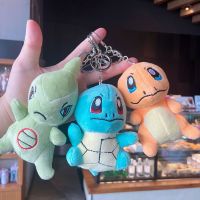 KFWO น่ารักค่ะ บุคลิกภาพ กระรอก ปิกาจู เครื่องประดับพวงกุญแจรถ Larvitar ดีไซน์ลายการ์ตูน พวงกุญแจผู้หญิง พวงกุญแจตุ๊กตา จี้โปเกมอน Psyduck พวงกุญแจสไตล์เกาหลี