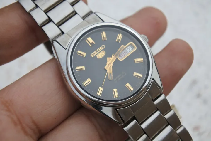นาฬิกา Vintage มือสองญี่ปุ่น SEIKO 5 FIVE 6309 6240 ระบบ AUTOMATIC ผู้ชาย  ทรงกลม กรอบเงิน หน้าดำ หน้าปัด 36mm สายสแตนเลสแท้ ใช้งานได้ปกติ สภาพดี  ของแท้ ไม่กันน้ำ 