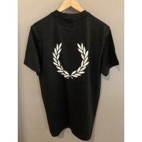 Fred Perry เสื้อยืดโลโก้หลังสีดำสำหรับผู้ชายแฟชั่นแขนสั้น