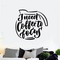 Jneed Coffee To Fovus Quotes สติกเกอร์ติดผนังสติ๊กเกอร์ไวนิลสำหรับครัวร้านกาแฟเครื่องตกแต่งร้านอาหารภาพจิตรกรรมฝาผนัง HJ2145โปสเตอร์ที่ถอดออกได้