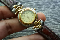 นาฬิกา Vintage มือสองญี่ปุ่น ANNE KLIEN II ระบบ Quartz ผู้หญิง ทรงกลม กรอบทอง หน้าทอง หน้าปัด 27mm สายหนังของแท้ 100% เปลี่ยนถ่านใหม่แล้ว ใช้งานได้ปกติ สภาพดี