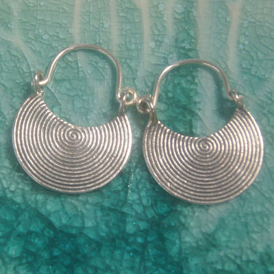 Circle earrings pure silver Thai Karen hill tribe nice กลมกลมสวยงามไทยตำหูเงินกระเหรี่ยงทำจากมือชาวเขางานฝีมือสวยของฝากที่มีคุณค่าของฝากถูกใจ มีคุณค่า