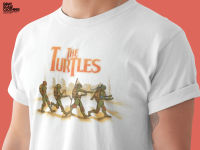 ? The Turtles ? เสื้อยืดสีขาวแขนสั้น ผ้า Polyester 65% Cotton 35% สวมใส่สบายระบายอากาศได้ดี