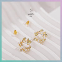 [petite by PRAKYRE] White Flower Bouquet - ต่างหูไลล์เกาหลีรูปมงกุฏดอกไม้ ตกแต่งด้วยพลอยแบบสาวหวาน