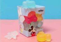 ICE CUBES Mickey &amp; Minnie ใช้ทำความเย็นแทนน้ำแข็ง ทำให้เครื่องดื่มเย็นได้นานขึ้น เมื่อละลายแล้วสามารถใช้ซ้ำโดยเอาไปเข้าช่องฟรีซได้ (1เซท=12ชิ้น)