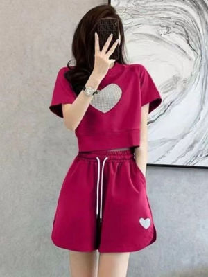 Love เสื้อยืดพิมพ์ลายสำหรับผู้หญิง1ชุดครอปท็อปเสื้อสไตล์แขนสั้นเกาหลี + กางเกงขาสั้นทรงหลวมแนวสปอร์ตลำลอง