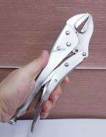 คีมล๊อคปากตรง ขนาด  10 นิ้ว  (Locking Plier) มีความทนทานสูงและมีขนาดเหมาะมือ ทนทานต่อความร้อนสูงๆ ได้ เหมาะกับการใช้งานในการจับหัวน๊อตหรืองานจับเชื่อมต่างๆ