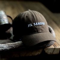 JIL SANDER Texas โลโก้จดหมายแบบมินิมอลที่นิยมหมวกเบสบอลพร้อมฤดูร้อนนิ่มสำหรับผู้ชายและผู้หญิง2023แท้หมวกถุงเท้าลึกทั่วไปนำเข้าใหม่