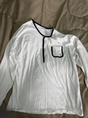 เสื้อผ้า ผู้ชาย สีขาว ของพ่อค้าใส่เอง ขนาดXL อก42นิ้ว ซื้อมา550ส่งต่อ300พอ ใส่ครั้งเดียว