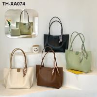 Female package 2023 new tide of fashion scarves hitting hand-held tote bag texture contracted one shoulder portable oblique satchel