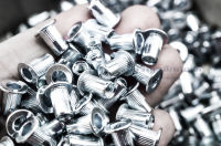 รีเวทนัทเหล็ก M12 M10 M8 M6 M5 M4 M3 (แพ็คละ 500 ตัว) ขายส่ง รีเวทเกลียวใน (Flat Head Insert Nut Rivet)