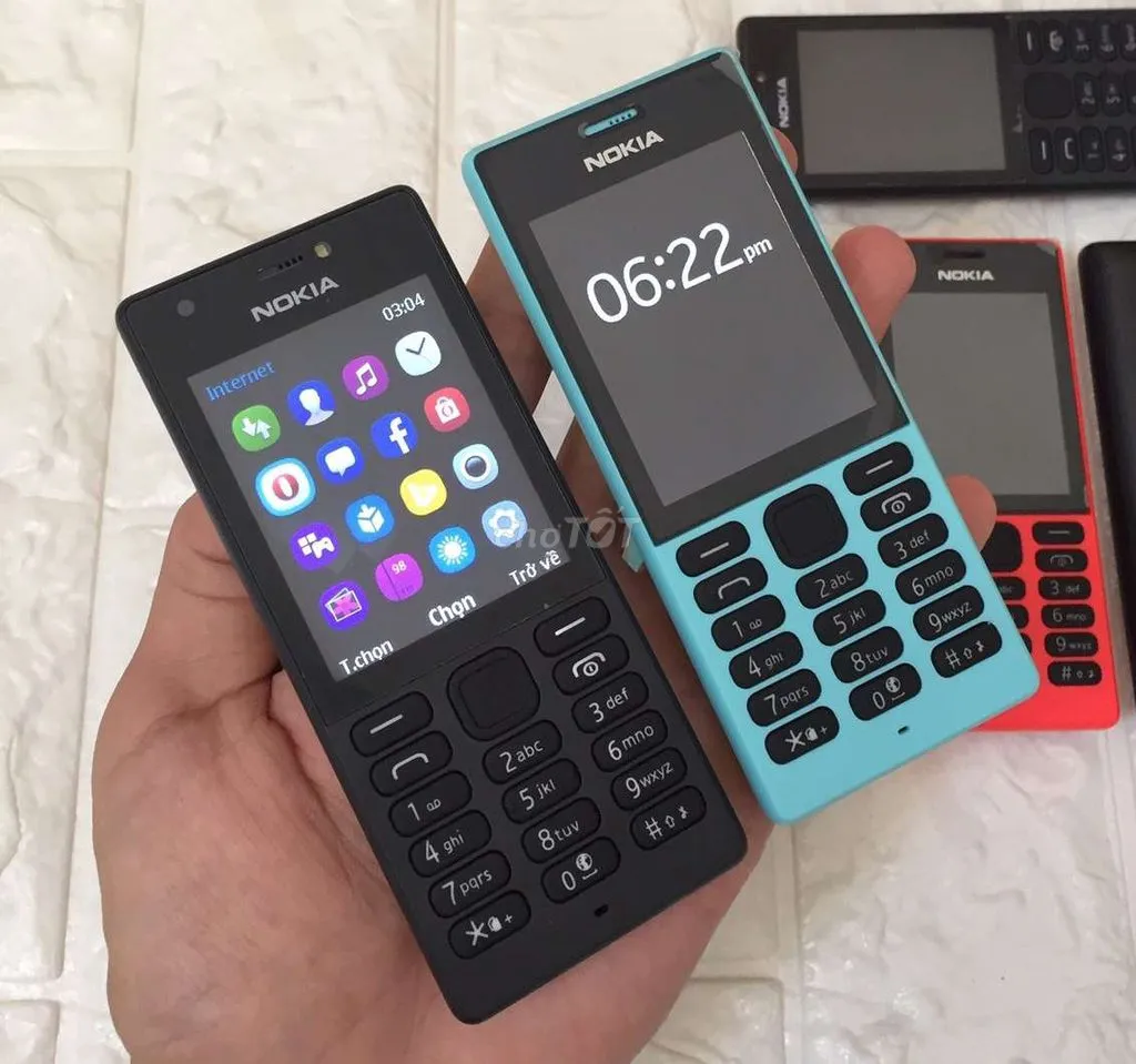 Nokia 215: Nokia 215 là chiếc điện thoại phổ thông có thiết kế nhỏ gọn, nhưng tích hợp đầy đủ các tính năng cơ bản mà bạn cần. Pin lâu, bàn phím êm ái, kết nối Internet và giá cả phải chăng, bạn sẽ không thể tìm được lựa chọn tốt hơn.