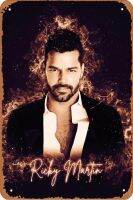 Ricky Martin โปสเตอร์เพลงสุดหล่อแบบวินเทจแผ่นโปสเตอร์ป้ายโลหะดีบุกเครื่องตกแต่งฝาผนังย้อนยุคสำหรับบ้านโรงแรมร้านกาแฟของขวัญขนาด8X12นิ้ว