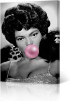 Eartha Kitt หมากฝรั่งหมากฝรั่งสีชมพูภาพเหมือนสีดำและสีขาวแอฟริกันไอคอนป๊อปอาร์ตศิลปะบนผืนผ้าใบสำหรับติดกำแพงพิมพ์ห้องรับแขกห้องนอนสำนักงานการตกแต่งบ้านทันสมัยพร้อมแขวน12x8