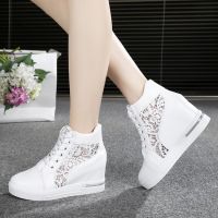 JYMY รองเท้ากีฬาผู้หญิงรุ่นเกาหลีฤดูร้อน2023พื้นรองเท้าหนาระบายอากาศกลวงรองเท้าสีขาวเล็กสำหรับผู้หญิง