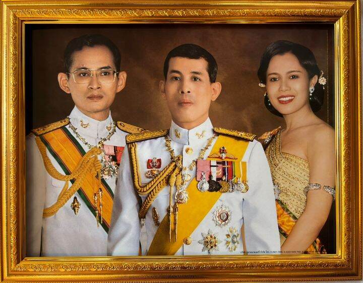 กรอบรูปมงคล-3-พระองค์-กรอบรูปขนาด-18x23-นิ้ว-ใส่ภาพขนาด-15x20-นิ้ว-ภาพมงคล-เสริมฮวงจุ้ย-ตกแต่งบ้าน-ของขวัญ-ของที่ระลึก