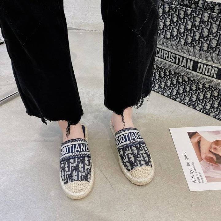 รองเท้าแตะผู้หญิงแบบกึ่งสวมด้านนอกของชาวประมง-2023-ปีใหม่สไตล์น้ำหอมขนาดเล็กส้นแบนทุกคู่ผ้าลินินปิดหัวรองเท้าแตะแฟชั่นขี้เกียจ