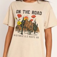 On The Road เสื้อยืดผู้หญิงสไตล์ตะวันตกยุค70S ย้อนยุค Boho เสื้อลายคาวเกิร์ลแคคตัสท่องเที่ยวแบบกราฟิกเสื้อยืดเสื้อผ้าฮิปปี้