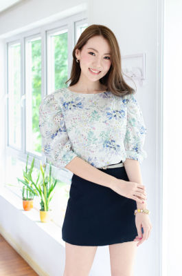 Narinari : NT2426 Balloon Sleeve Perforated Blouse เสื้อทำงาน