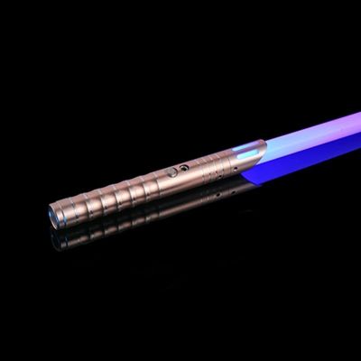 RGB Lightsaber ของเล่นดาบเลเซอร์โลหะจับหนักแบบอักษรกันเสียง FOC ดาบบลาสเตอร์คลั่งอาวุธกระพริบกระบี่