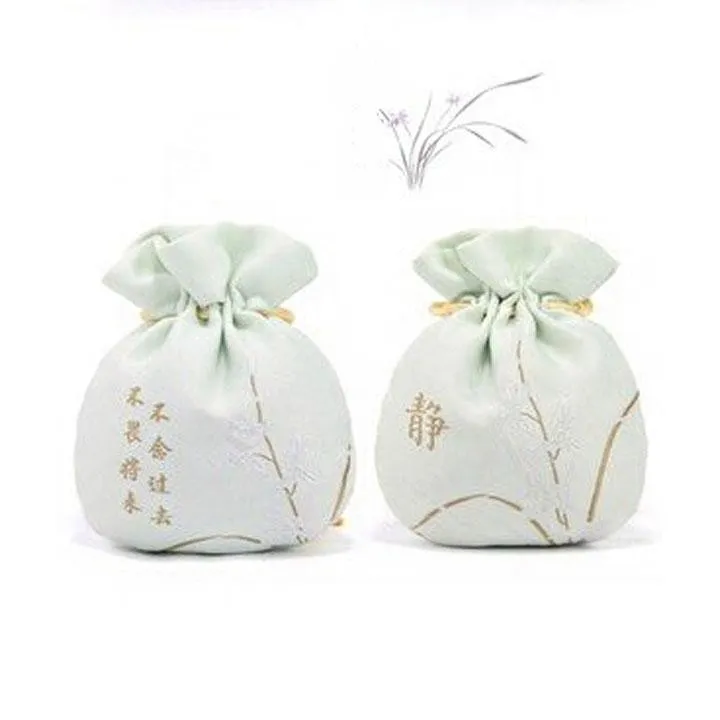 Túi thêu hình hoa sen rất đẹp và lãng mạn. Hoa sen được tôn vinh là biểu tượng của sự tinh tế và thanh cao. Hãy xem hình và bắt đầu yêu thích những sản phẩm thủ công với hình hoa sen trên đó.
