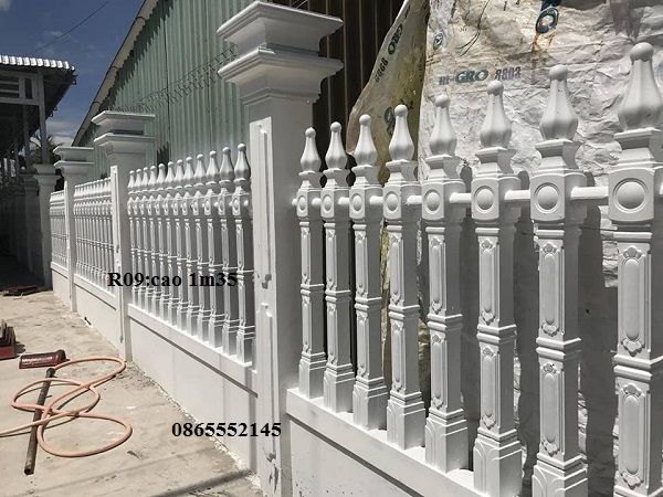 Khuôn hàng rào bê tông nổi Phú Tài đã được nâng cấp với công nghệ tiên tiến, tạo ra những mẫu hàng rào đẹp, chất lượng và bền vững hơn. Không chỉ mang lại tính thẩm mỹ cao mà còn được sử dụng rộng rãi trong các dự án xây dựng công trình, tạo ra không gian sống an toàn và tiện nghi cho cộng đồng.