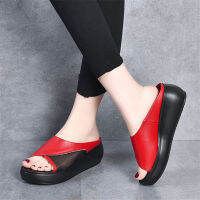 Wedge Heel รองเท้าแตะผู้หญิงฤดูร้อนใหม่หนังพื้นผิวการจับคู่สี Hollow ผู้หญิงปากปลาเปิดนิ้วเท้ารองเท้าแตะและรองเท้าแตะ