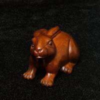 ญี่ปุ่น wood มือแกะสลักรูปกระต่ายน่ารักรูปปั้น Netsuke ตกแต่งโต๊ะ