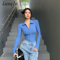 Luxqlo เสื้อยืดแขนยาวคอวีสำหรับผู้หญิงเสื้อโปโลมีปกแฟชั่นเสื้อยืดคอปกเข้ารูปฤดูใบไม้ร่วง