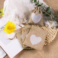 【LZ】♣卍☎  Coração Padrão Burlap Gift Bag Drawstring Candy Pouches Bolsos de linho para casamento aniversário Baby Shower Favor 10Pcs