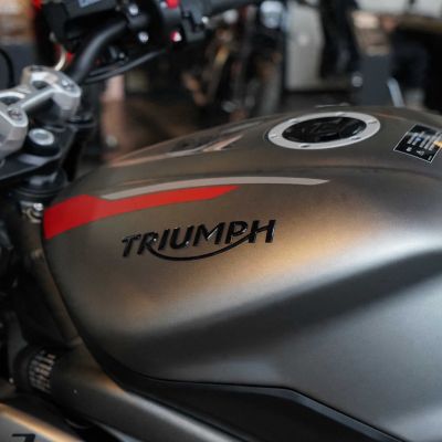 สติกเกอร์มอเตอร์ไซค์ Triumph 3มิติ2ชิ้นป้ายผ้ายางนิ่มติดรถจักรยานยนต์แบบย้อนยุคอุปกรณ์ตกแต่งสติ๊กเกอร์ตกแต่ง