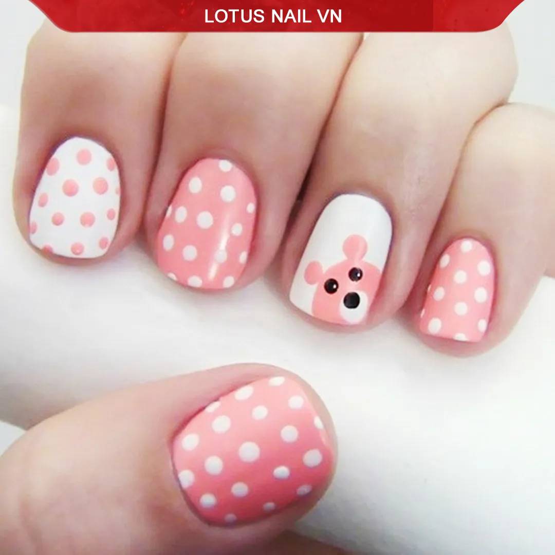 Mẫu nail màu tím đẹp được yêu thích bởi sự sang trọng, lịch lãm và phù hợp với nhiều phong cách khác nhau. Với những gam màu độc đáo, bạn hoàn toàn có thể tạo nên một phong cách độc đáo và thu hút mọi ánh nhìn. Hãy xem hình ảnh dưới đây để tìm cho mình một mẫu nail tím đẹp, cá tính và đầy quyến rũ.