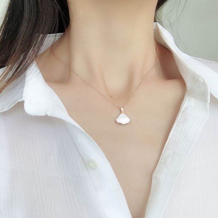 bathing-without-picking-colorless-high-end-simple-luxury-titanium-steel-white-fritillaria-fan-shaped-gingko-leaf-pendant-necklace-j8nl