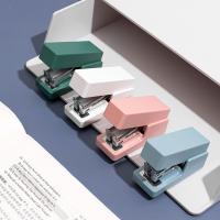 [HOT BYIIIXWKLOLJ 628] Winzige เครื่องเย็บกระดาษขนาดเล็ก Morandi Color Series Stapler Amp; Staples Office School Supplies Kawaii Stationery