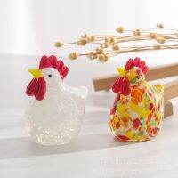 SAMEPLE 2PCS กระจกสำหรับผู้หญิง Rooster Decor สีขาวและสี รูปปั้นสัตว์ ฟิกเกอร์ ไก่แก้วขนาดเล็ก สำหรับ บ้านในบ้าน