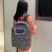 JanSport กระเป๋าลายเสือดาว Jesber กระเป๋าเป้สะพายหลังกระเป๋าเป้นักเรียนกระเป๋าคอมพิวเตอร์ความจุขนาดใหญ่สไตล์วิทยาลัย